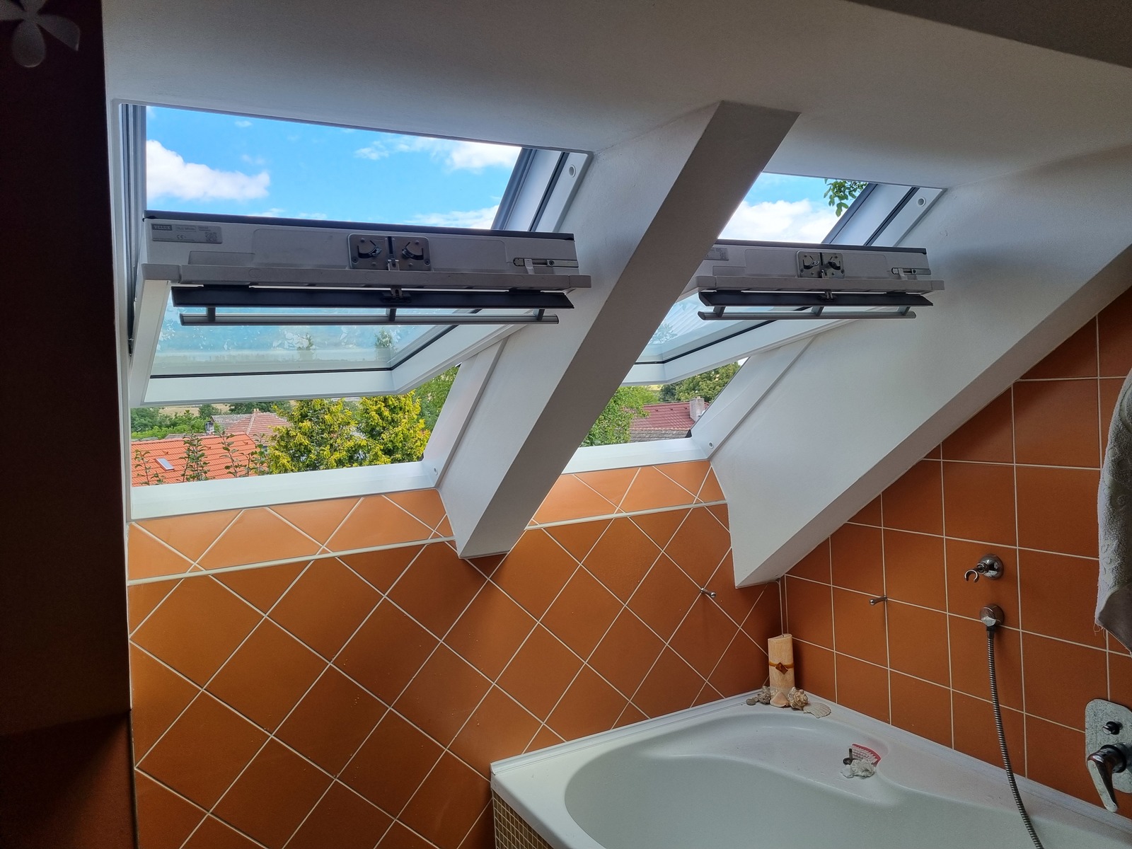 Pelhřimovská dvojice střešních oken po výměně VELUX  GLU 0064.jpg