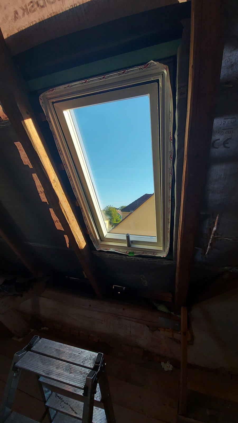 střešní okno při montáži z půdy.jpg