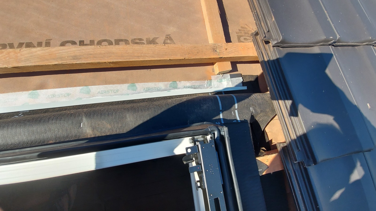 Drenážní žlábek při montáži střešních oken.jpg