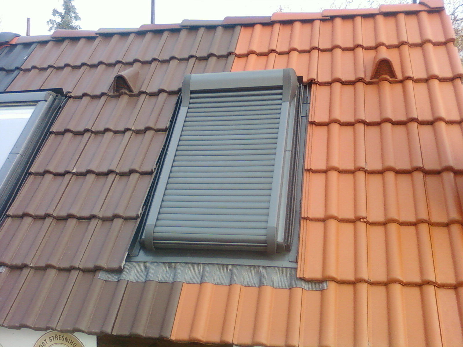 Vnější elektrická roleta pro střešní okna.jpg